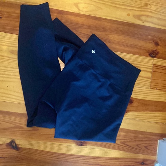 Navy lululemon size 12 great fit - Picture 4 of 4